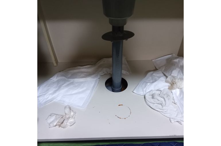 キッチン下　水漏れの様子